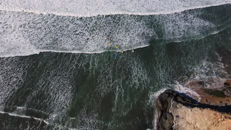 Vista-Aérea-De-Arriba-Hacia-Abajo-De-Una-Lección-De-Surf-Para-Principiantes