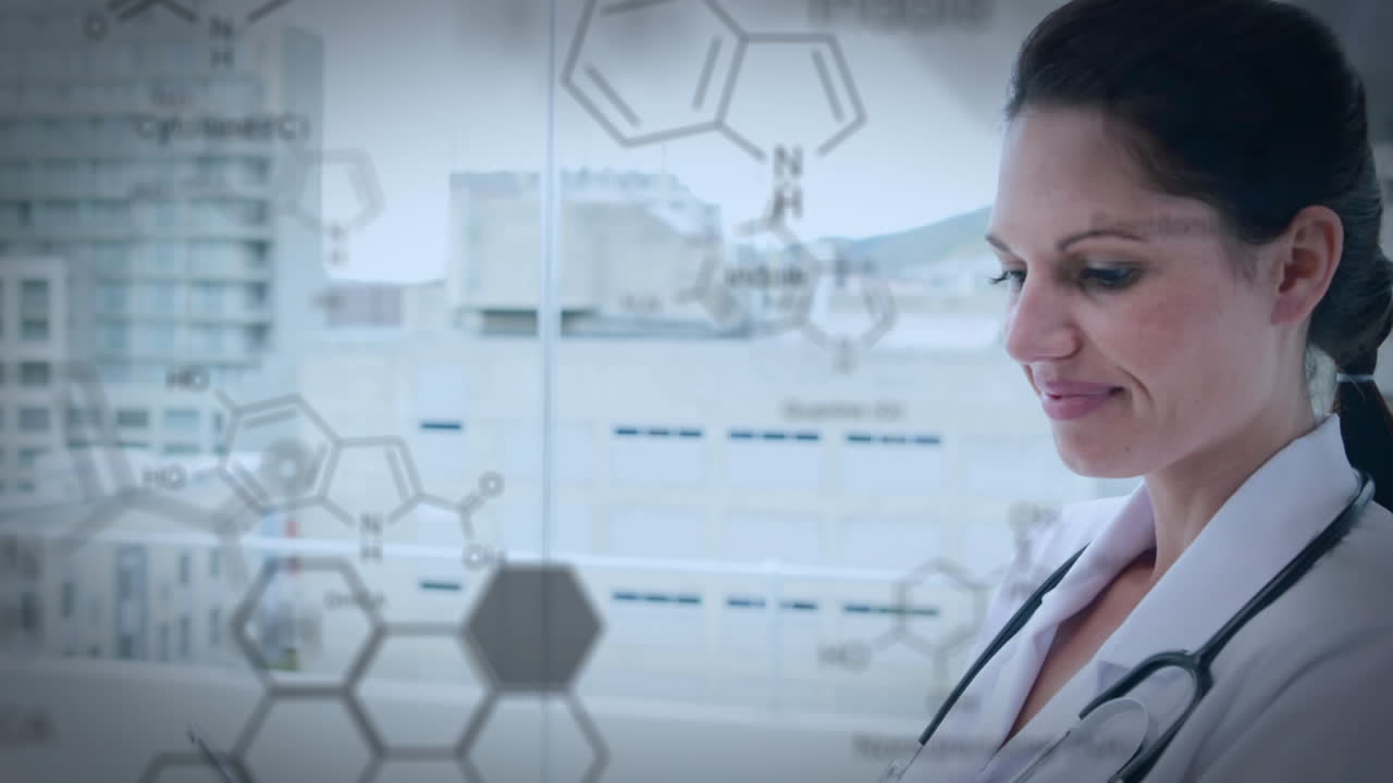 médico femenino escribiendo en un ipad