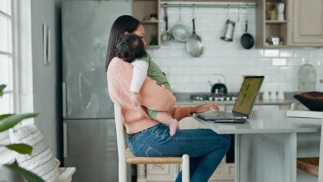 portátil, trabajo remoto y una mujer sosteniendo a su bebé
