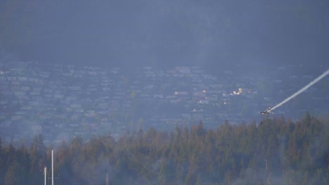 jet militar realizando rastro de humo blanco en el airshow con gente mirando en canadá