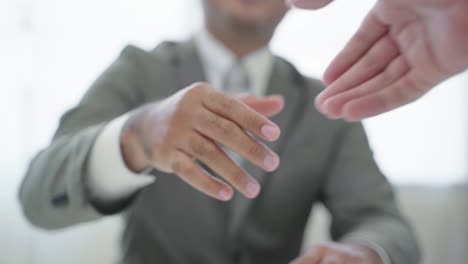 los hombres de negocios acuerdan firmar un contrato comercial entre compañías. él se puso de pie por un buen trato y estuvo de acuerdo estrechando la mano. resolución 4k.