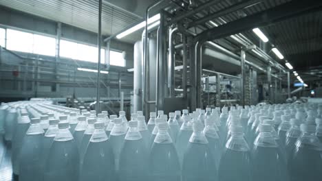 cinta transportadora con botellas de agua potable en una planta de bebidas moderna