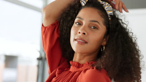 sonrisa feliz de una mujer negra modelo de moda