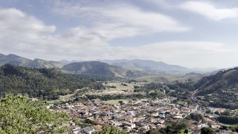 Sao-Bento-Do-Sapucai,-Ruhiges-Dorf,-Geschützt-Im-Grünen-Bergtal