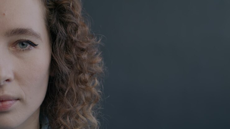 Ritratto da vicino di una donna con i capelli ricci