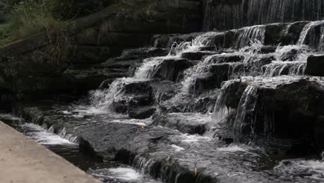 Agua-Que-Fluye-Sobre-Una-Cascada-Amplia-Toma-Estática