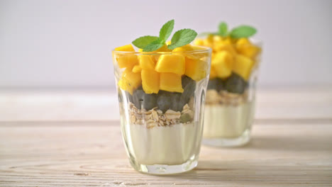 Hausgemachte-Frische-Mango-Und-Frische-Blaubeere-Mit-Joghurt-Und-Müsli---Gesunder-Ernährungsstil