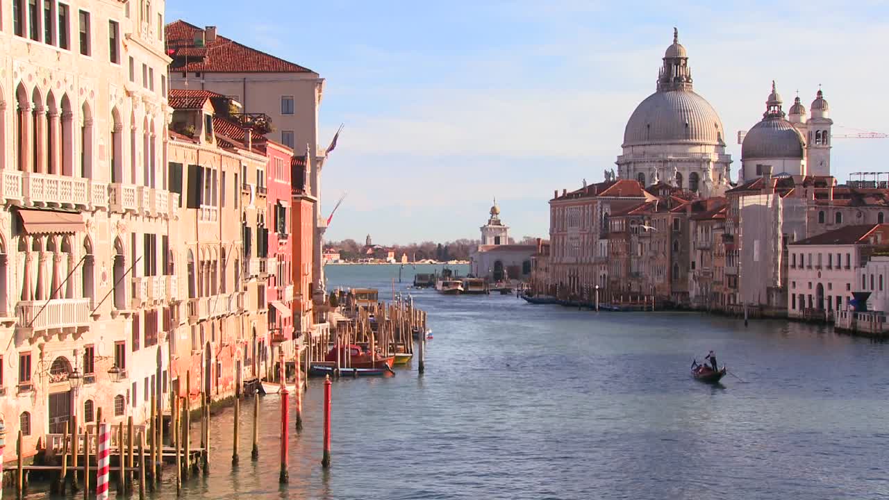 Un gondolero rema y se revela un hermoso canal en Venecia, Italia 2.