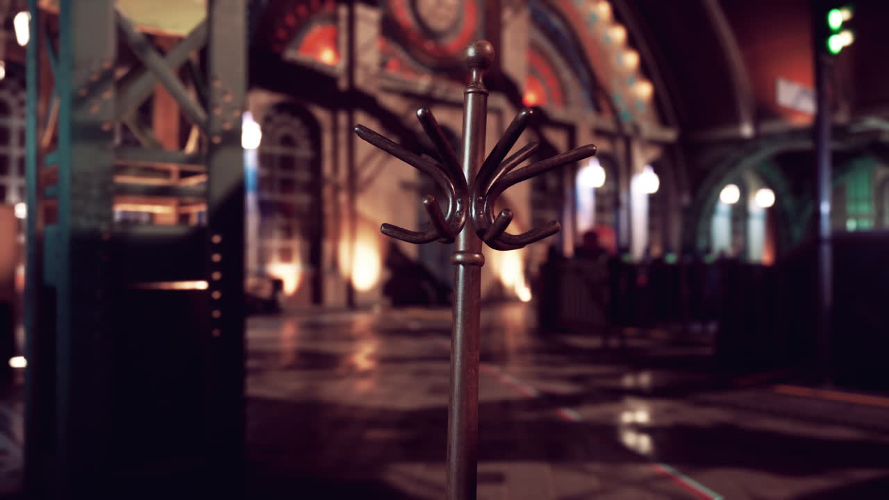 기차역 로비 에 있는 빈티지 나무 코트 랙