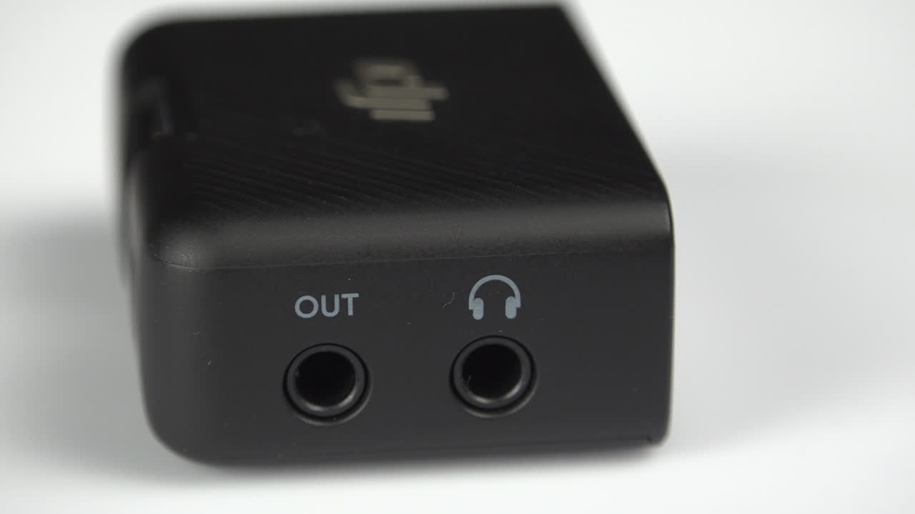 vista de cerca del micrófono dji en una mesa giratoria