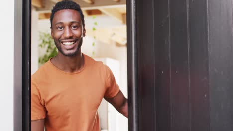 Portret van een gelukkige Afro-Amerikaanse man die naar de camera kijkt en glimlacht