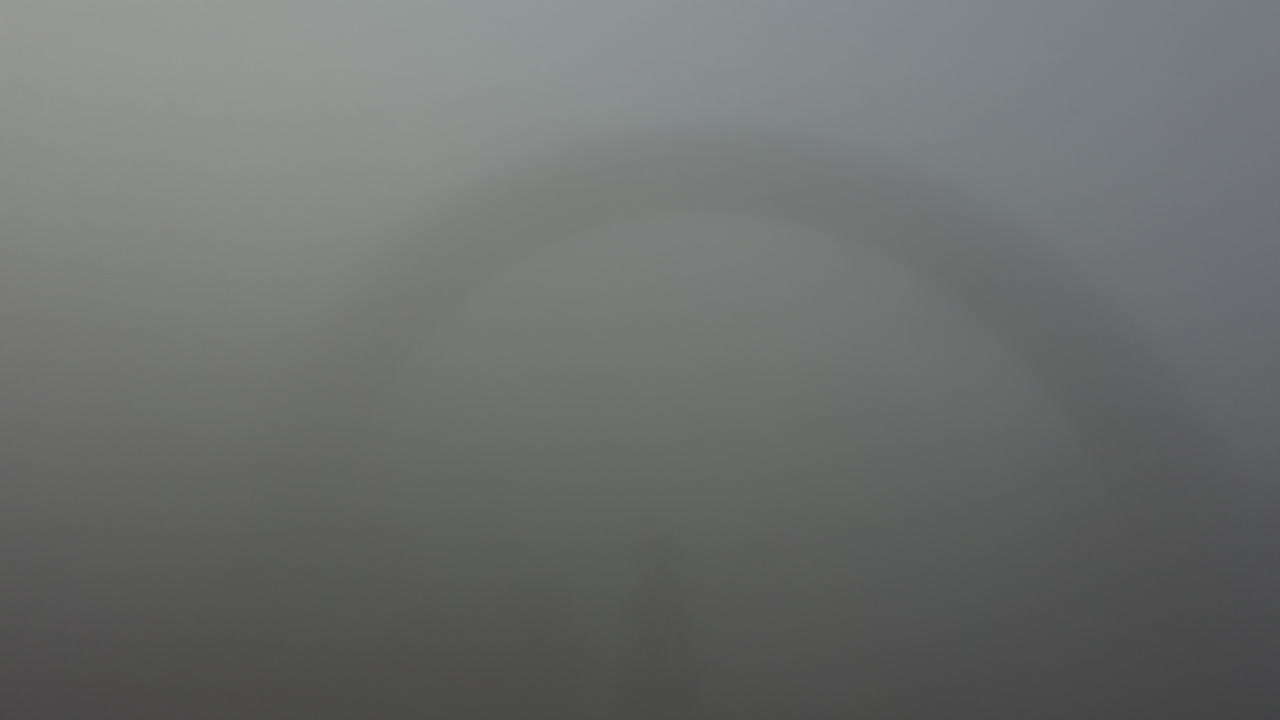 día de niebla con sombra de arco