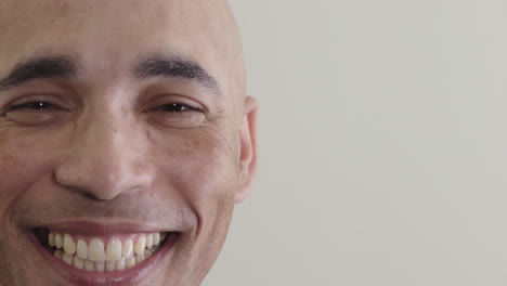 retrato de cerca hombre hispano atractivo riendo feliz disfrutando del éxito aislado en fondo blanco