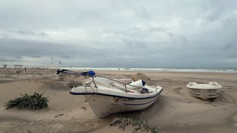 Vídeo-De-Lapso-De-Tiempo-Que-Muestra-La-Costa-Y-Pequeños-Barcos-En-Una-Playa-De-Arena-A-Lo-Largo-De-La-Costa-Española,-Que-Encarna-La-Idea-De-Viajes-Y-Vacaciones.