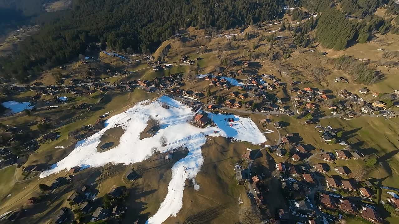 스위스 그린델발트 (grindelwald) 의 스키 경로와 주택의 공중 사진