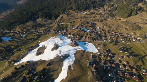 Vista-Aérea-De-Grindelwald,-Suiza,-Pistas-De-Esquí-Y-Viviendas.