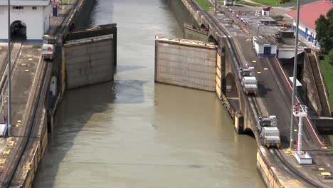 panama canal locks and transit