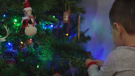 Un-Niño-Pequeño-Decorando-Su-árbol-De-Navidad