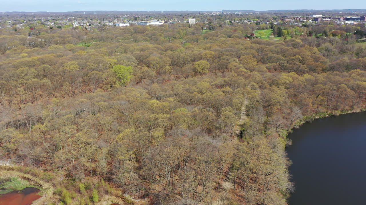 una vista aérea de dos lagos durante el día
