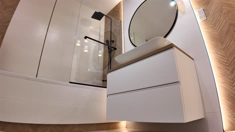 diseño interior de baño de lujo con bañera y tablas de madera