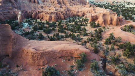 Kodachrome-Beckenlandschaft-Mit-Hoodoos,-Wüstenbäumen-Und-Sandsteinfelsen