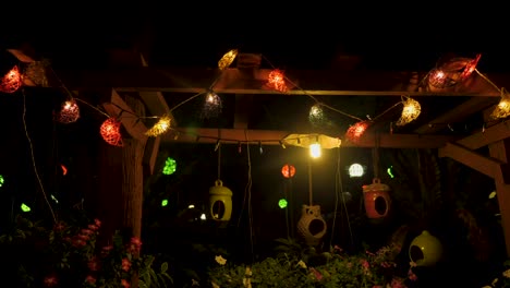 bombilla iluminada asiática en el jardín de tailandia