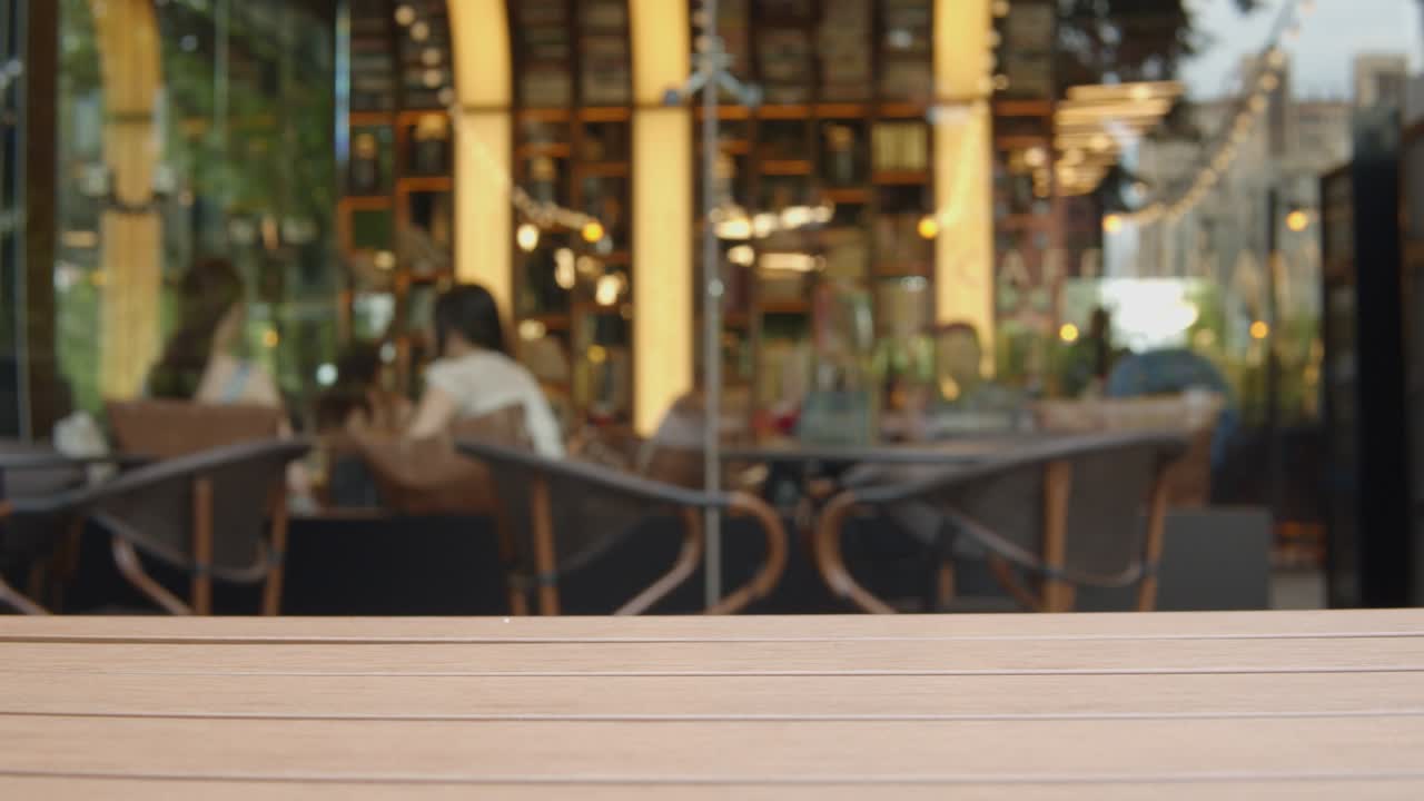 레스토랑에서 사람들의 흐릿한 움직임 흐릿한 배경
