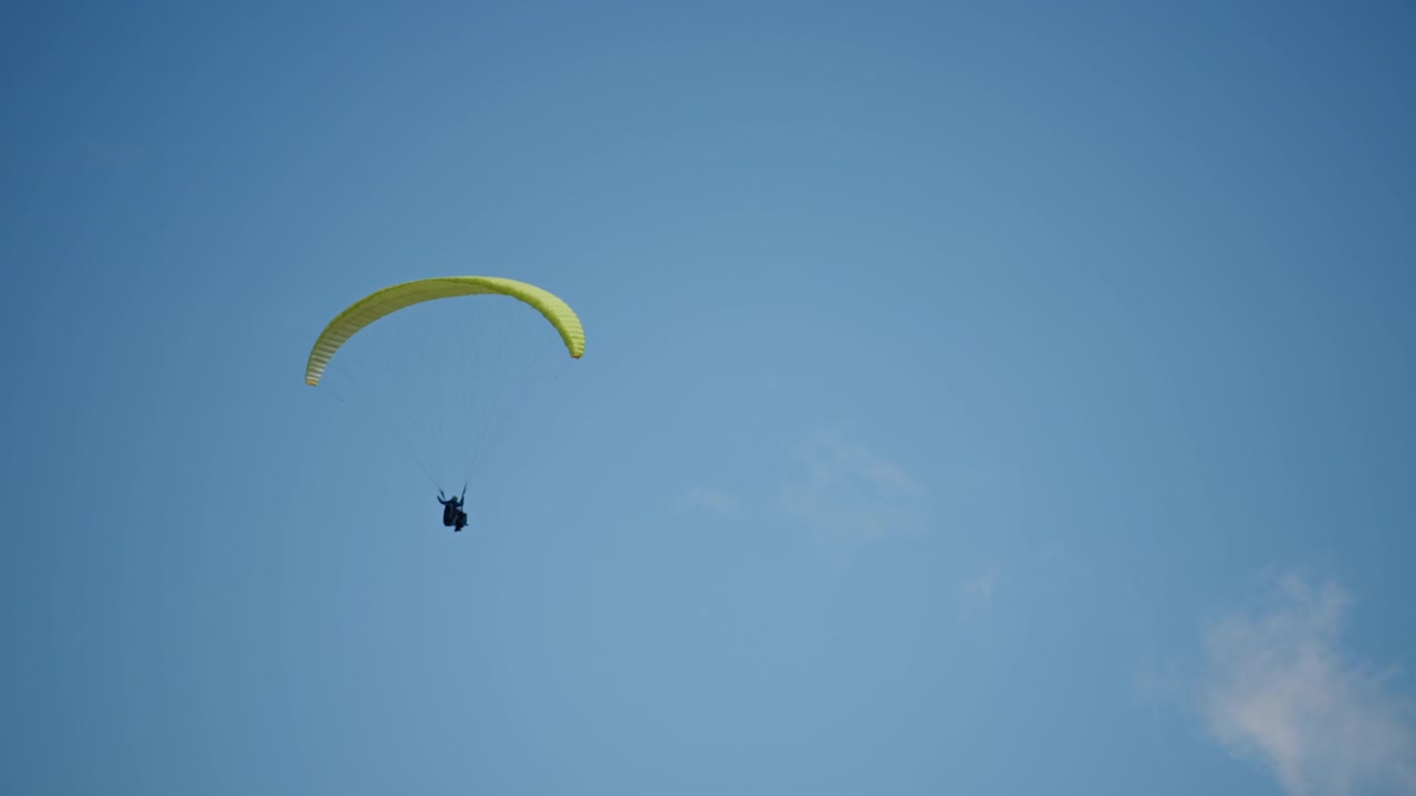 Paraglider på den blå himmelen