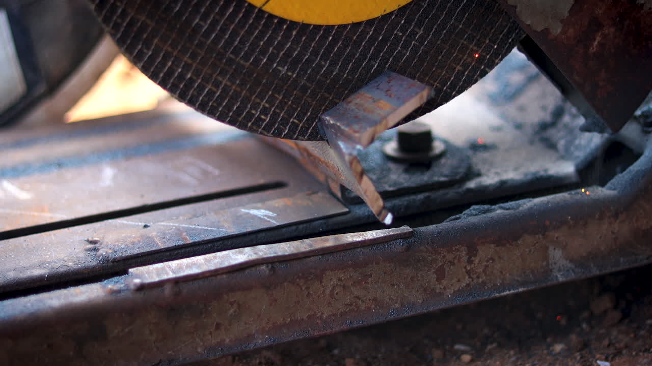 작업장에서 철판을 절단하는 원형 칼날