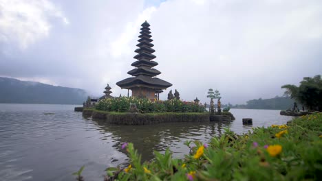 pagoda del lago bratan