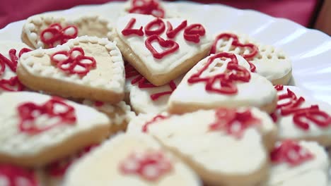 Kuchen-Mit-Der-Aufschrift-„Liebe“-In-Zeitlupe