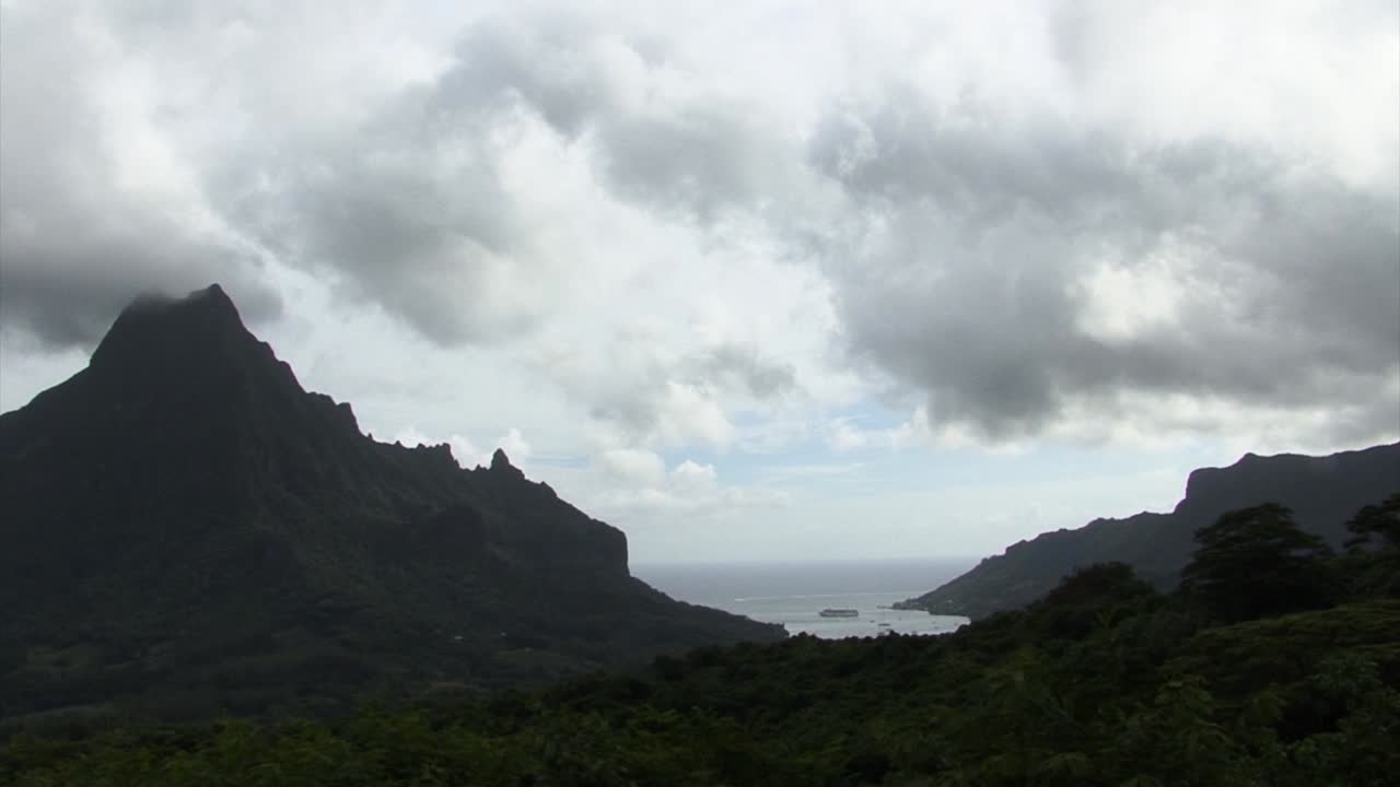 vista de la bahía de cook y el monte rotui desde el mirador de belvedere, isla de moorea, polinesia francesa