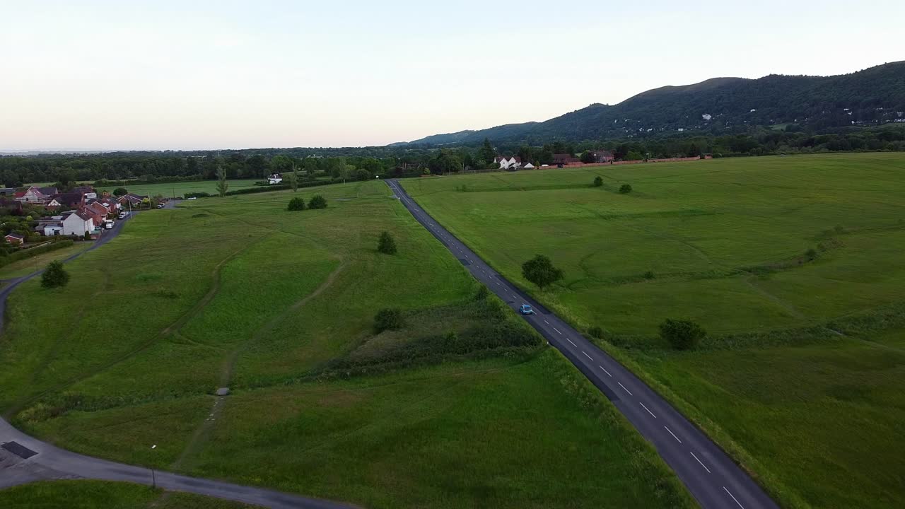 웨스트 미들랜드 시골을 가로질러 이동하는 자동차