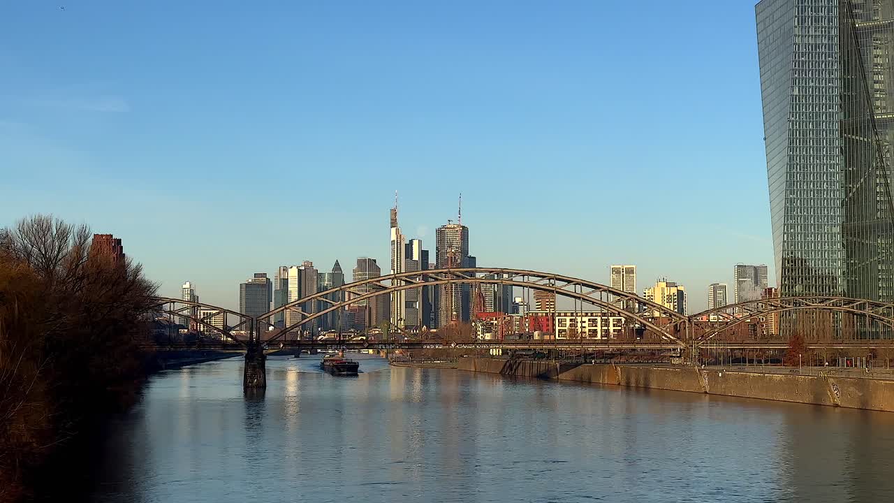 해가 지는 시간에 화물 선박과 함께 주요 강