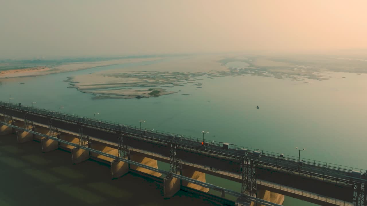 Manajemen air dan infrastruktur. Pemandangan udara menunjukkan Bendungan Kotri di Sindh, Pakistan, sebuah bendungan