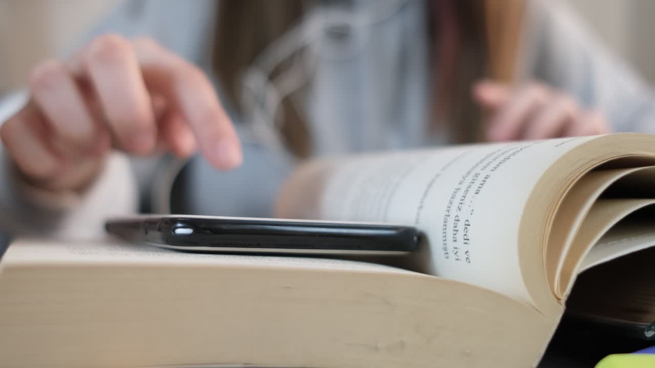 책과 음악을 듣는 것