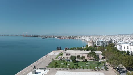 drohnenaufnahme des strandes und der stadt in thessaloniki