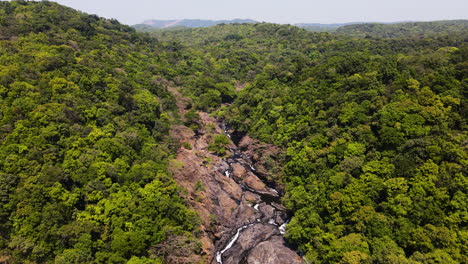 Luftaufnahme-Des-Felsigen-Flusses-Mandovi-Durch-Die-Dudhsagar-Wasserfälle-In-Goa,-Indien