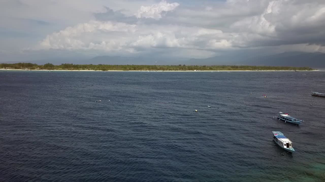 Pequena ilha, barcos, grandes nuvens