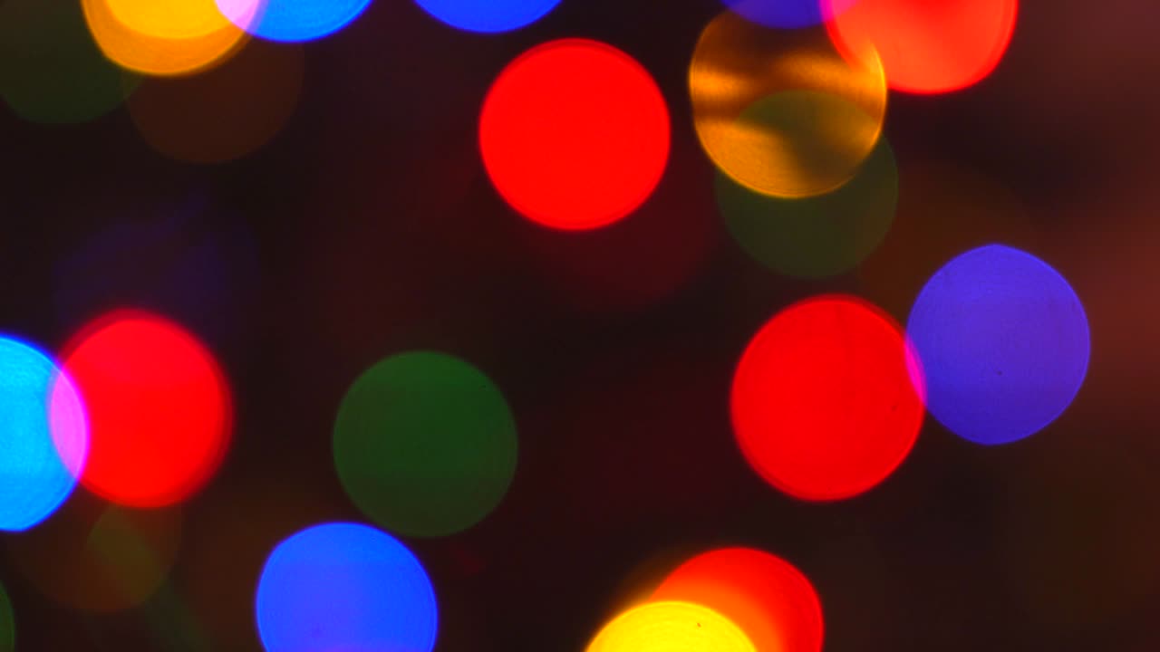 brillantes círculos de colores abstractos desenfocados luces de navidad fondo. luces de hadas borrosas. fuera de foco fondo de vacaciones árbol de navidad. bokeh de luz del árbol de xmas. tema de xmas y año nuevo. video 4k