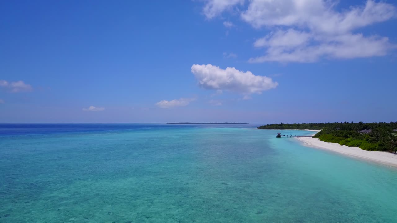 Scena di laguna tropicale, avanzamento aereo, mare incontaminato senza persone o barche 4k