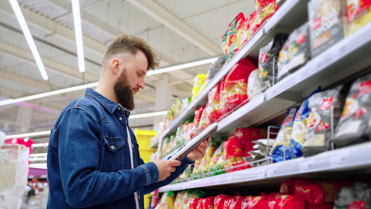 hombre comprando comestibles en un supermercado