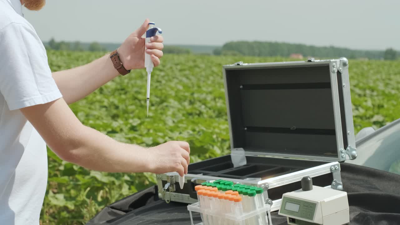 실험실 직원이 전문적인 유리를 들고 에서 수확하기 전에 식물 을 테스트합니다.
