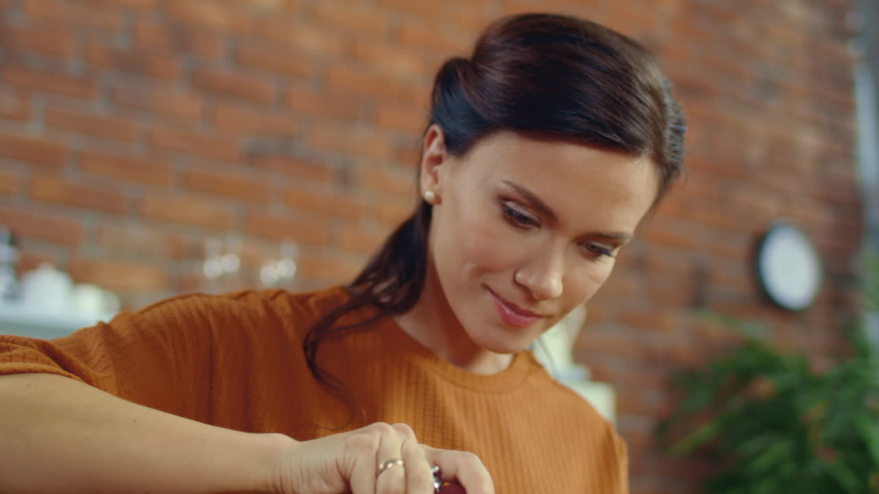 niña añadiendo especias a la ensalada de verduras. mujer sazonando verduras en la cocina.