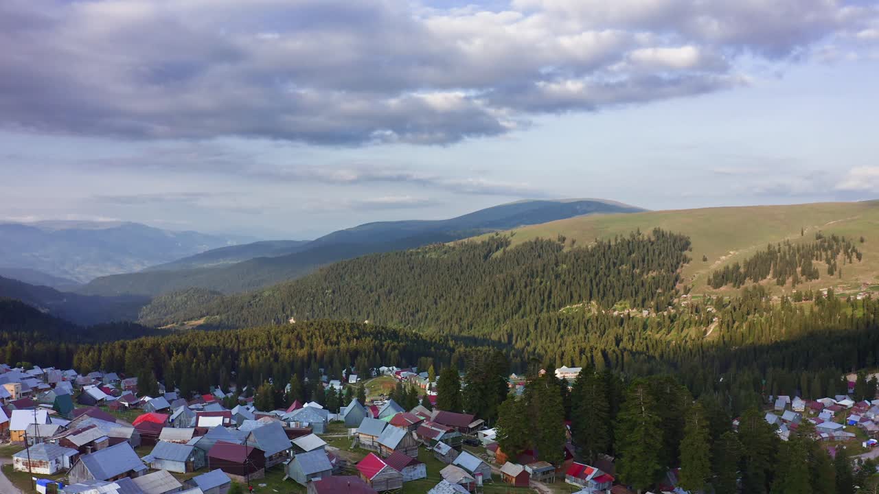 Volo di drone sopra numerose abitazioni di villaggio nell'Adjara montuosa, Beshumi, Georgia