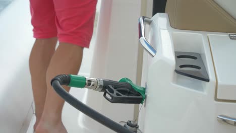 primer plano de un barco reabasteciendo de combustible en francia en cámara lenta