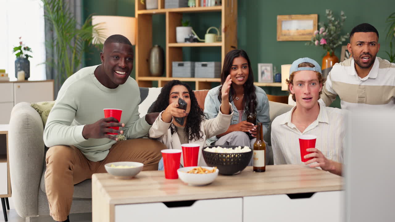 amigos a ver televisão juntos.