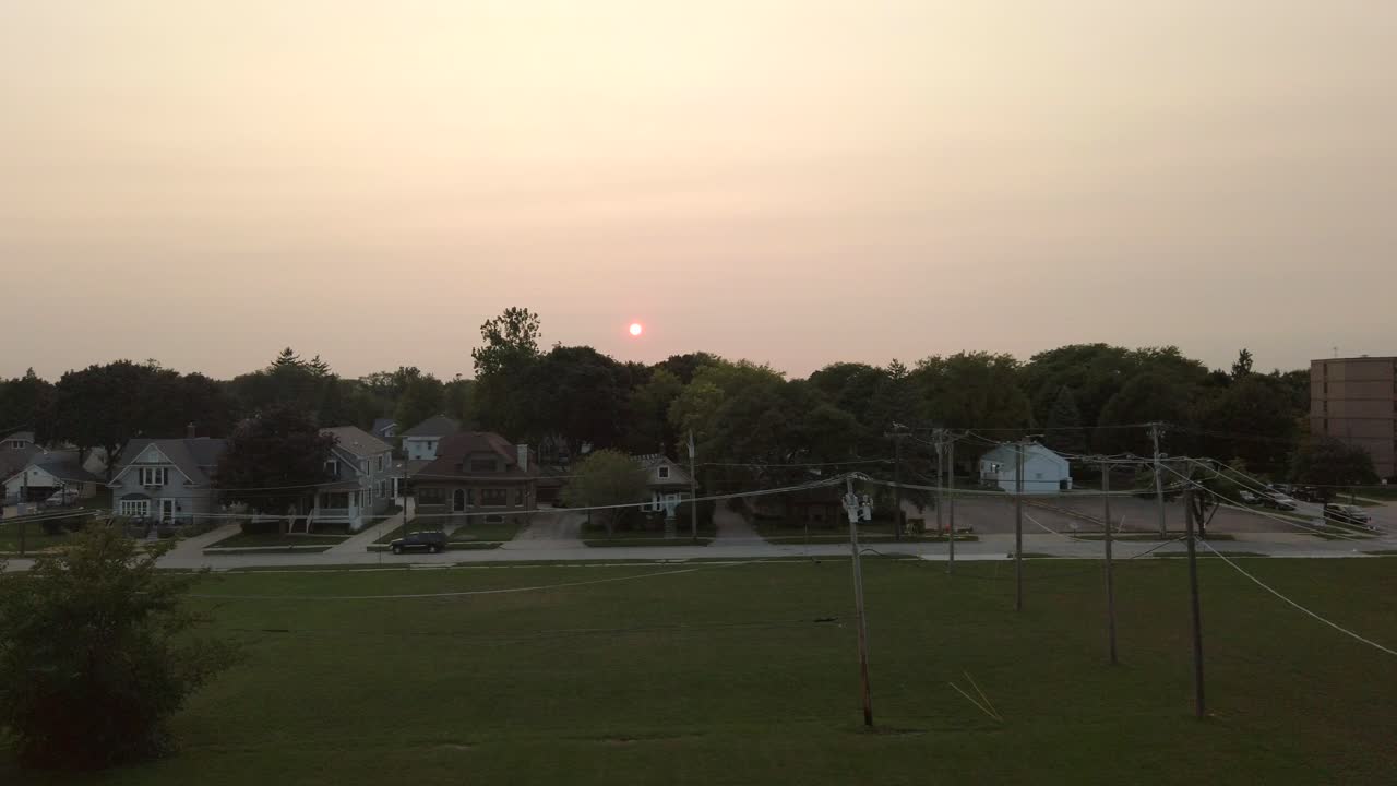 이른 저녁에 중서부 지역에서 볼 수 있는 연기가 자욱한 일몰, 아무도