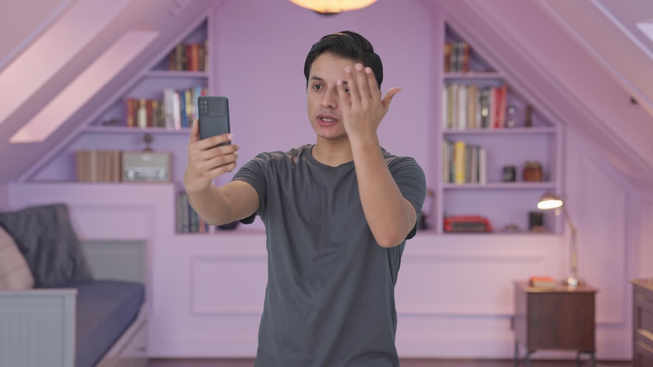 인도 남자가 비디오 통화로 이야기하고 있습니다.