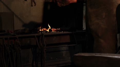 도공의 중간 섹션은 불에 뜨거운 철 막대기